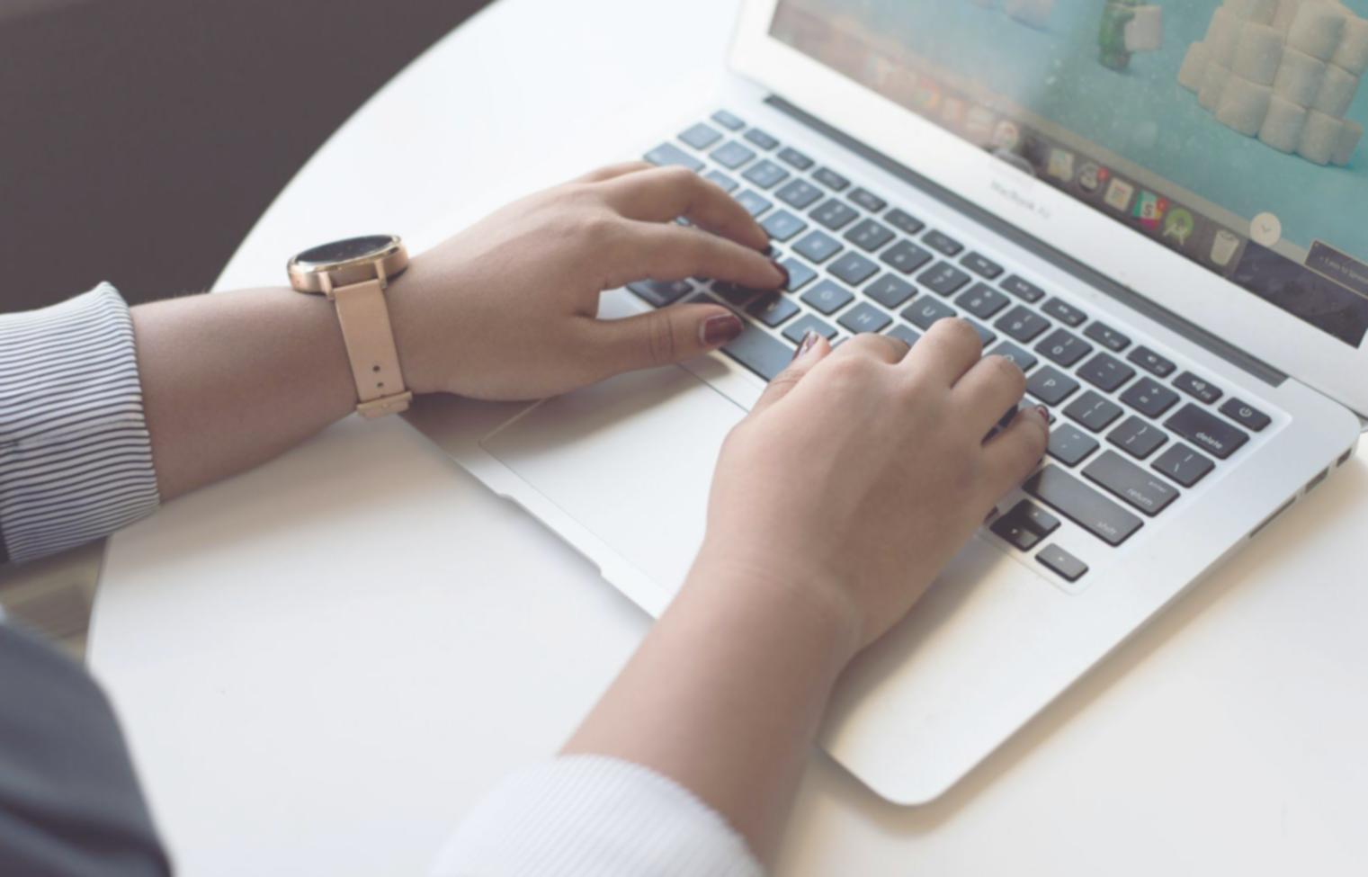 Professionelle Coaching-Atmosphäre mit modernem Arbeitsplatz